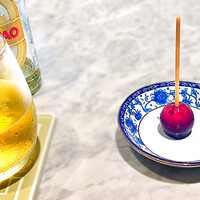 中国意境菜 白燕 - ◎ 白岩シェフ… 定番のリンゴアメでスタート
                    ✽ 実際はりんご飴に目立てた何かなんですが…