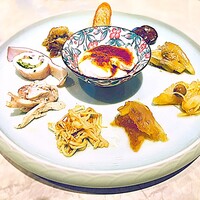 中国意境菜 白燕 - ◎ 荻野シェフ… 前菜盛り　真ん中の楽山の棒棒鶏、その上のカラスミポテサラ。その右横が茴香豆（ういきょうまめ）で魯迅の小説にも登場する。ヤリイカの下はウサギの山椒ソースも四川ではよく食されるようです。