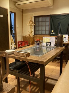 Henkutsuya - テーブル席