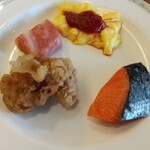 鳴子ホテル - 鶏の唐揚げ・ベーコン・スクランブルエッグ・鮭