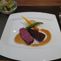 銀座響ブッフ - お肉　カイノミとサーロイン　ミディアムレア