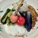 Sumibikushiyaki Hiyokunotori - 漬物盛り合わせにはさくらんぼが　これが結構美味しいんですｗ