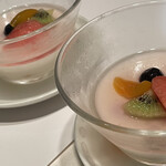 中国料理 四川 - 杏仁豆腐、中にたくさんフルーツ入ってます。