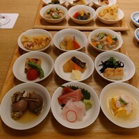 上越やすだ  銀座二丁目店 - いろんなもの少しずつ食べられるの嬉しいですよね