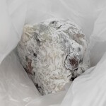 松島屋 - 3個入りパックを頼んでいて…開けたら食べないとお持ち硬くなるし(^_^;)買ってすぐ食べたくなったので追加で買った1個を写メった(〃∇〃)♫めちゃくちゃ美味しいょ〜