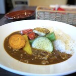 ノムカ+cafe - ◆焼き野菜は大きめカット、ルーは辛口ですけれど欧風カレーとしては美味しい。前回よりも美味しく感じました。