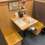 Noukou Tori Paitan Ra-Men Keimi Mansai - 店舗内観（2名掛け席）