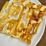 天鴻餃子房 - ぱりぱり餃子です　薄皮を押しつぶしてお煎餅のように焼き上げてあります