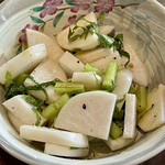 お好み焼き 鉄ちゃん - 自家製塩ダレの蕪サラダがとても美味しい