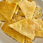 お好み焼き 鉄ちゃん - チーズ煎餅です　次回は丸のままいただきたいですｗ