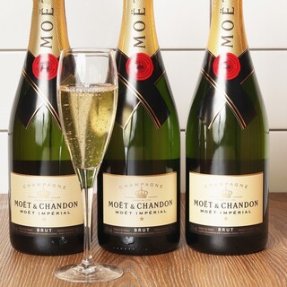 ソムリエ厳選のボトル100種以上を常時ご用意