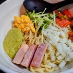 天雷軒 - 2022年9月限定 メキシカン油そば(950円)  絶品！！！太麺がクリーミーなアボカドソース、サルサソースほか全ての具材と合わさった完成度！！ジャンキー系と思いきやスゲー！必食です。ヤミツキです。
