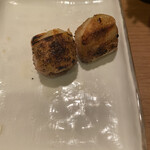 焼鳥 庄ちゃん  - 皮巻きニンニク（串を外した状態）３つ串に刺さって提供　