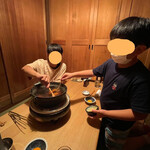 Tonkatsu To, Shabushabu. Kurobuta Fukuya - つくねを鍋に落とす次男坊とチビ
