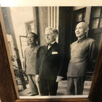 183324382 - 向かって左が湖南料理をこよなく愛したと言われる若き日の毛沢東。向かって右が後に台湾に逃れた政敵、国民党の蒋介石。おそらく重慶談判のときのスナップで、1945年撮影だと思います。