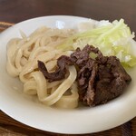 たかちゃんうどん - つけには肉がついてます