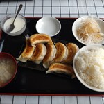 一軒餃子 - 餃子定食(並)(通常は5個ですが同行者より2個プラス)。