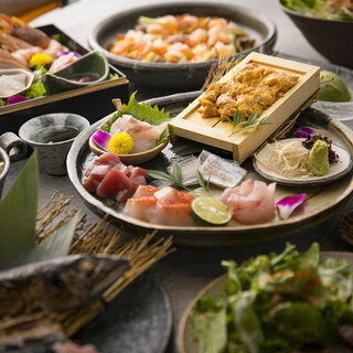 A course with a luxurious plate. All-you-can-drink of famous sake from all over the country