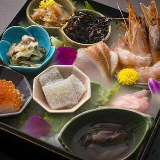 Enjoy the ``Tamatebako'' assorted appetizers that decorate the four seasons, as well as our signature dishes.
