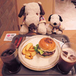 TABLEAU LACERBA - さてハンバーガーのお味です。ビーフ100％のパテは
                      肉汁たっぷりでお肉を食べてる感がすごい。
                      バンズは焼き加減が絶妙で外がカリッと生地はもっちりと。
                      
                      ちびつぬ「ポテトも美味しい～」