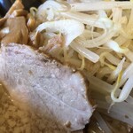 川出拉麺店 - 次郎系のラーメンと味が似ている感じ。食べている方は分かってもらえるでしょうかね？