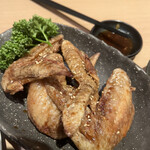 完全個室 海鮮と産地鶏の炭火焼 うお鶏 - 手羽ちゃん唐揚げ五本550円(税込)