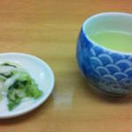 とんかつ山家 - 201304　山家　ロースかつ定食（690円）お茶とお新香は、瞬時にサーブ！