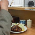 とんかつ山家 - 201304　山家　横のオジサマ・・・「おお！分厚いですね(゜o゜)！」