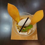 東京ステーションホテル ロビーラウンジ - なると金時のティラミスパフェ 紫芋の塩アイスクリーム添え