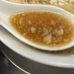 燕三条らーめん潤 - スープは背脂としっかり煮干しが効いた力強い旨味