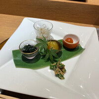 名古屋 栄 鮨 栄華 - ■前菜5種
                    オクラの胡麻和え
                    フルーツトマト
                    生しらす
                    焼き茄子の煮浸し
                    ワカメ(商品名忘れた)
                    