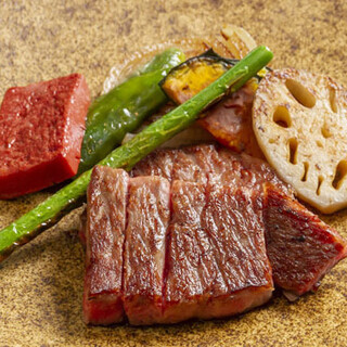 Enjoy luxurious Teppan-yaki using A5 rank Kobe beef. The course too
