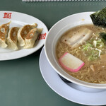 おおぎやラーメン - 料理写真:醤油ラーメン700円と餃子