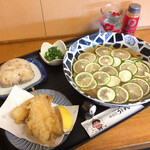 ふる里うどん  - おにぎり、天ぷら、うどん
      どれも合う、トライアングルな美味さ