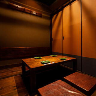 掘りごたつ式の完全個室完備