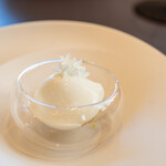 プレゼンテ スギ - 2022.9 エアーアイス（ヤマドリタケのエアーアイス、フレッシュなヨーグルト、ペンタスの花）