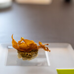 プレゼンテ スギ - 2022.9 アオリイカのタルタル 向日葵の花びら素揚げ 無花果の葉オイル