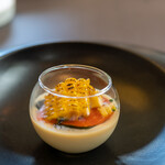 プレゼンテ スギ - 2022.9 野菜のフラン（GVした玉蜀黍やパプリカソースなど千葉の夏野菜、イタリアンパセリオイル、野菜のブロードを軍鶏の卵で蒸し固めたフラン）