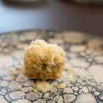 プレゼンテ スギ - 2022.9 鱧（鱧出汁と夏キノコでGVした鱧のフリット、マカダミアナッツのすりおろし）