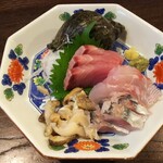 金町製麺 - 刺身盛（アジ（長崎）、真鯛（山形）、ブリ（長崎）、ツブ貝（北海道））