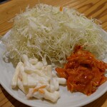 Tonkatsu Maruya - キャベツ、マカロニサラダ、キムチ