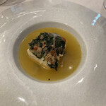 シンジコガ - 三河湾産スズキの詰め物のブレゼ　ブイヤベース仕立て