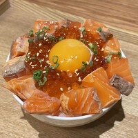 Seafood bar Ermitage 横浜鶴屋町店 - 薪で炙ったサーモン丼
