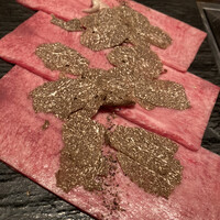焼肉うしごろ 銀座並木通り店 - 秋トリュフと極上タンの包み焼き