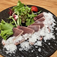 Seafood bar Ermitage 横浜鶴屋町店 - 淡雪塩で食べる薪焼き鮪のたたき
