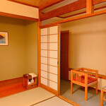 おにやまホテル - 和室の雰囲気10畳に風呂トイレ付き奥には冷蔵庫付き^ - ^