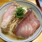 ラーメン巌哲 - 〆の洗い飯に鮪塩冷やしの具材