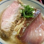 ラーメン巌哲 - 〆の洗い飯に鮪塩冷やしの具材