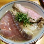ラーメン巌哲 - 〆の洗い飯に鮪塩冷やしの具材