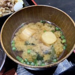 金牛 - 味噌汁。
            わかめ、麩、入り。